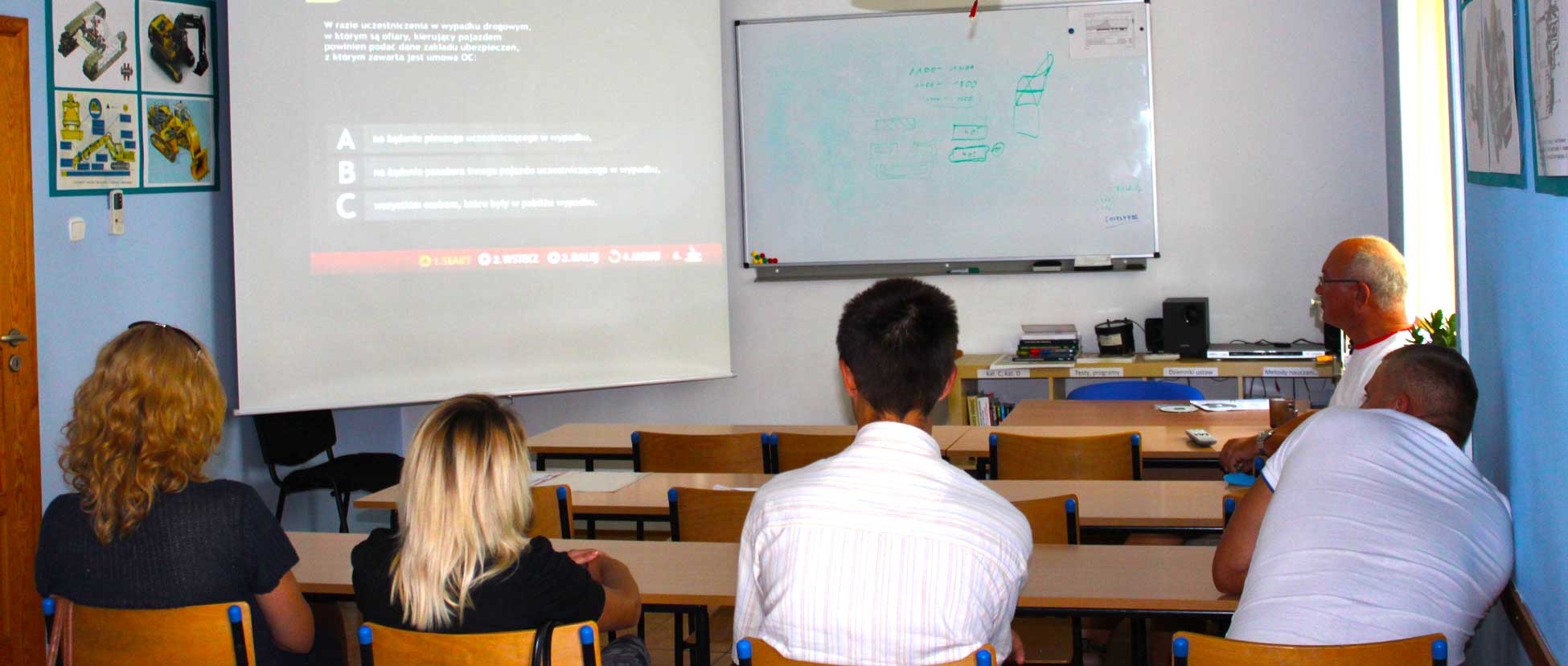 Uczestnicy projektu "Postaw na siebie - wynierz aktywność" podczas wykładów teoretycznych kursu prawa jazdy kategorii B