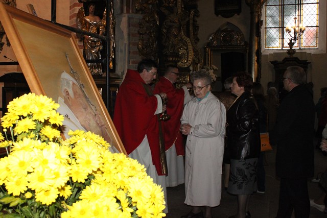 Wierni przyjmują komunię świętą