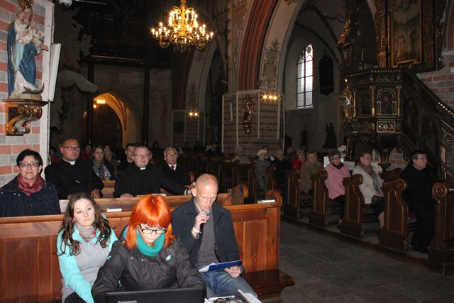 Wierni siedzący w głównej nawie kościoła, wśród nich kapłani