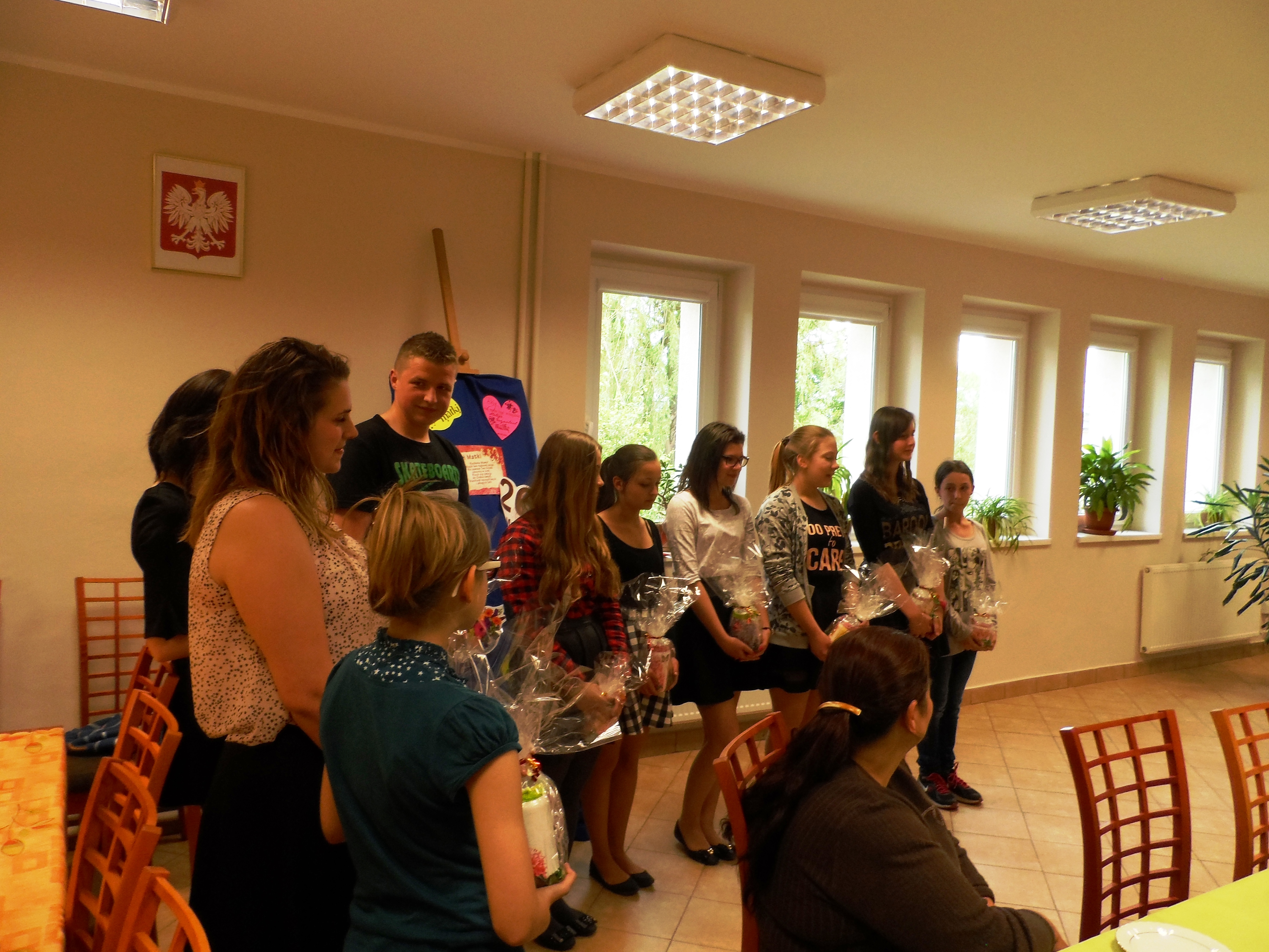 Młodzież podczas recytowania wierszy dla Mam