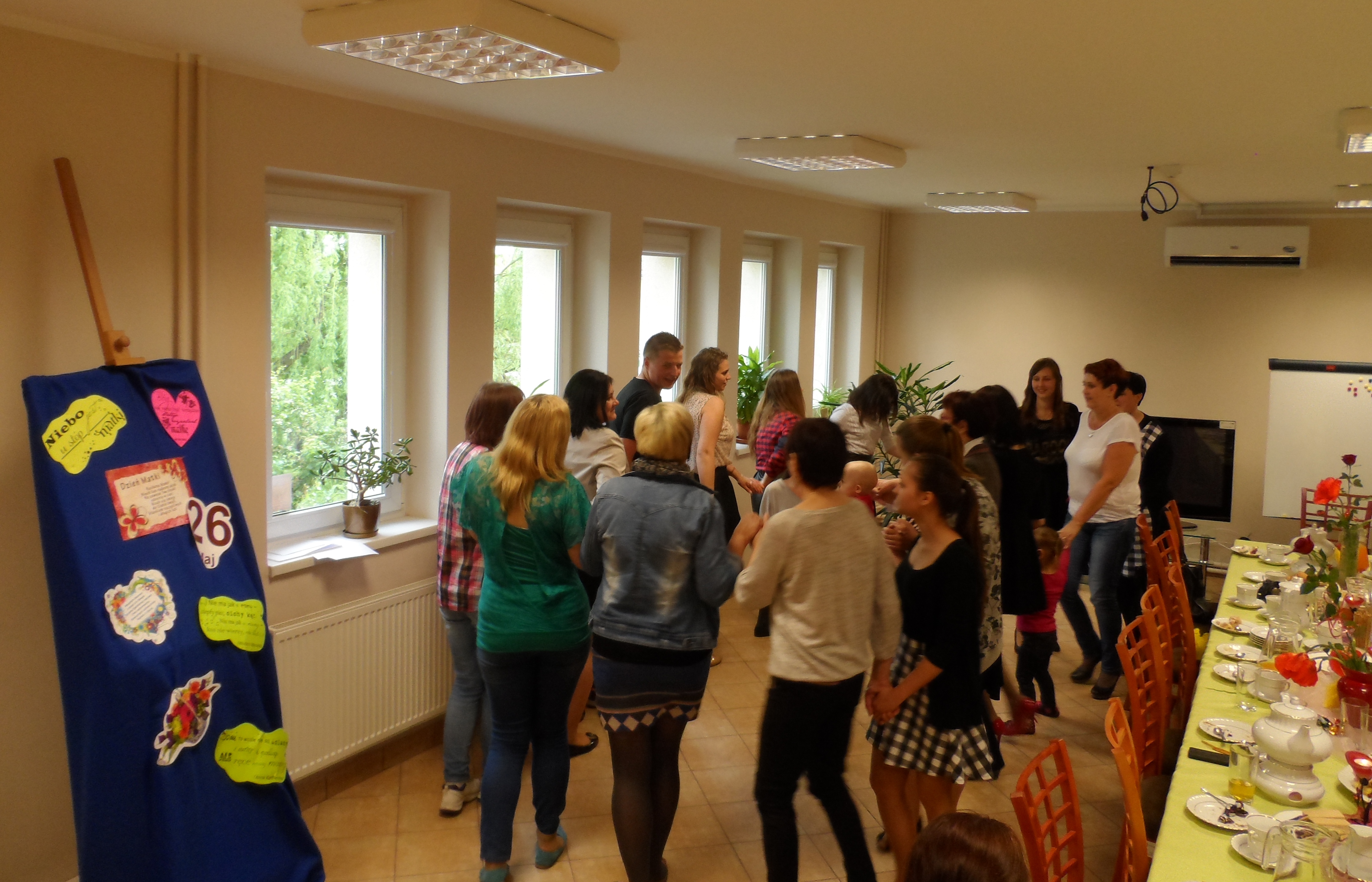 Młodzież z Mamami podczas zabawy tanecznej