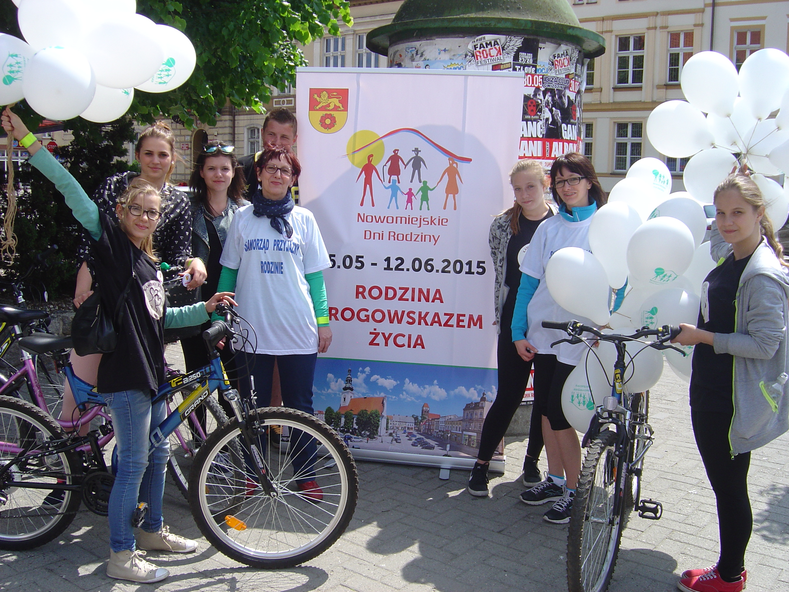 Koordynator Nowomiejskich Dni Rodziny wraz z uczestnikami Młodzieżowego Klubu Integracji Społecznej działającego przy MOPS 