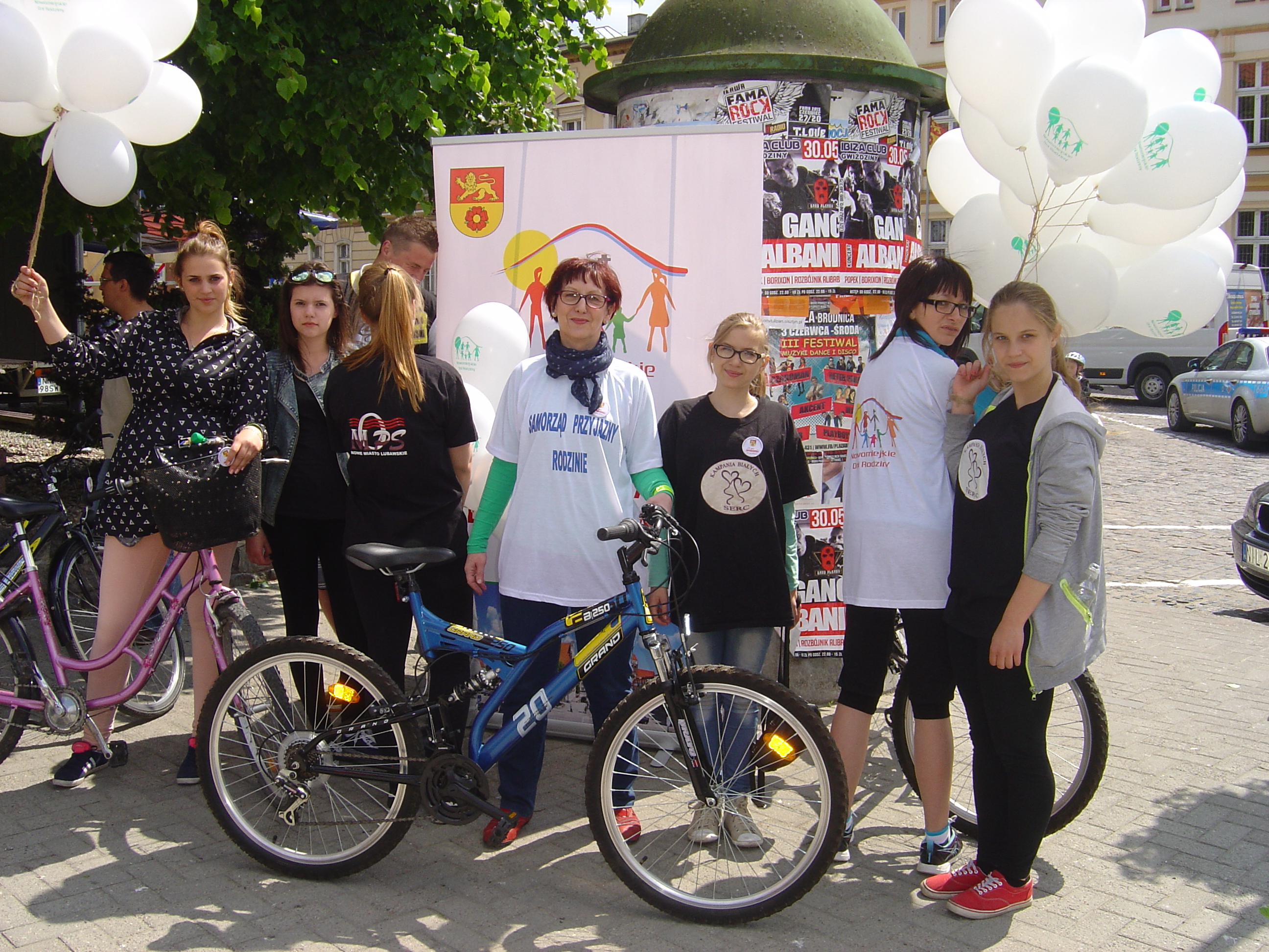 Młodzież z MKIS wraz zKierownikiem MOPS i opiekunem