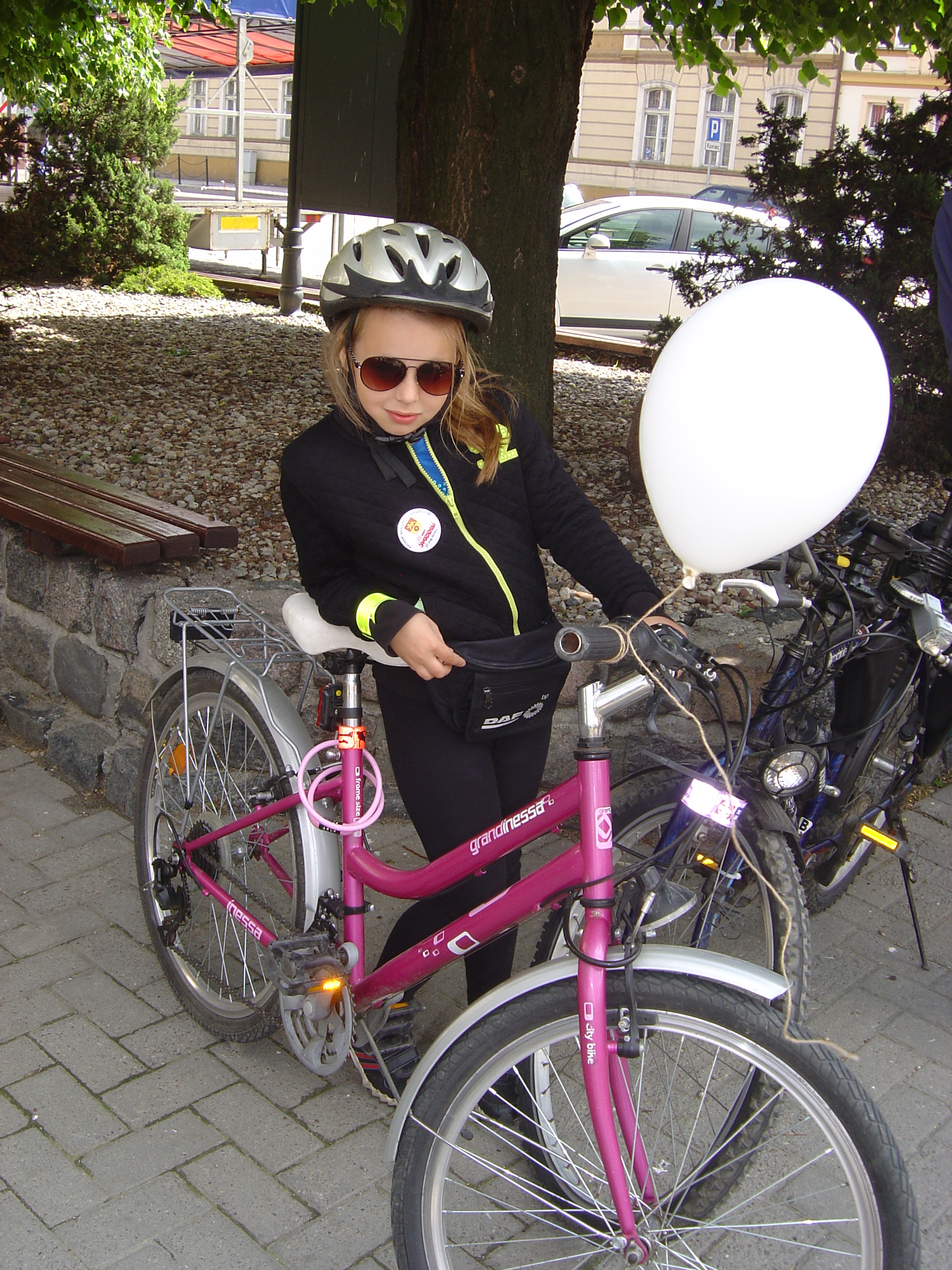 Uczestniczka pikniku rowerowego z balonem Nowomiejskich Dni Rodziny